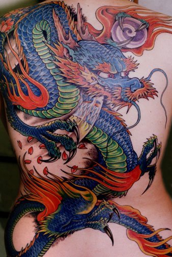 Tatto de un dragón en la espalda