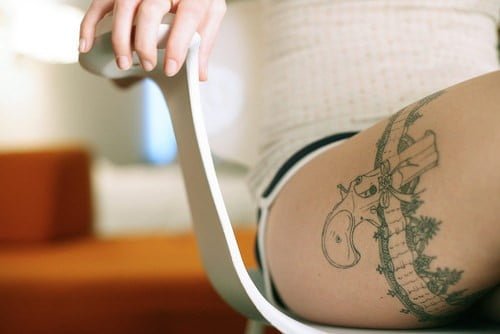 tattoo de pistola para mujer
