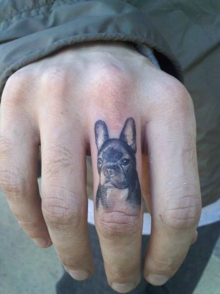 Tatuaje perro en dedo