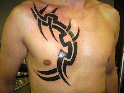 Tatuaje de tribales en el pecho
