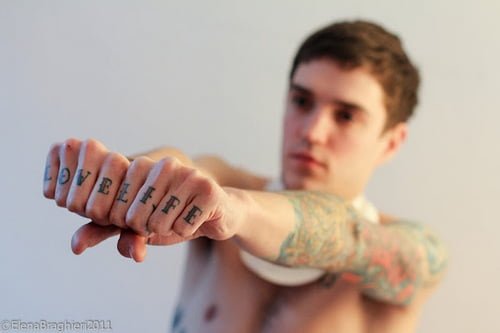 Tattoo en nudillos