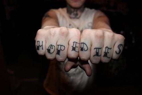 tatuaje en los nudillos