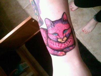 gato rosa tatuaje