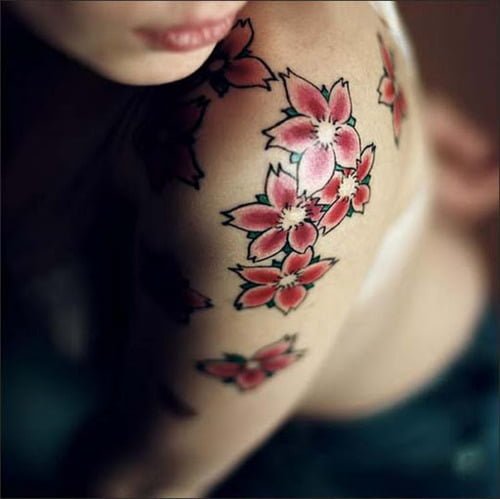 tattoo en el hombro de flores