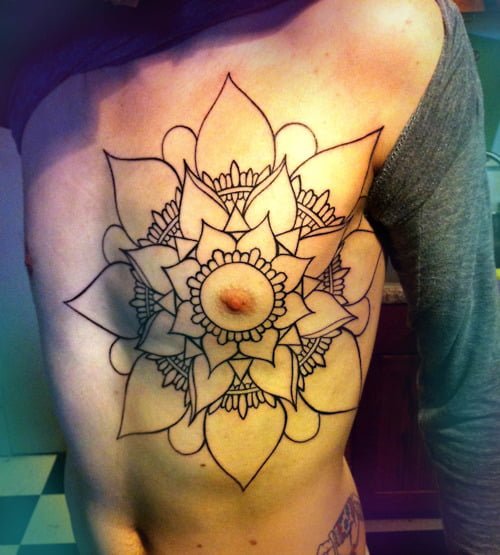 Tattoo flor en el pecho