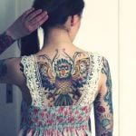 Tatuaje buho en la espalda