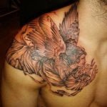 tatuaje angel pecho hombro