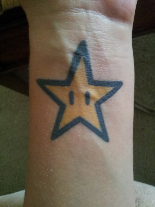 Estrella de Mario bros tatuada