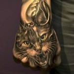 Tatuaje gato en el puño