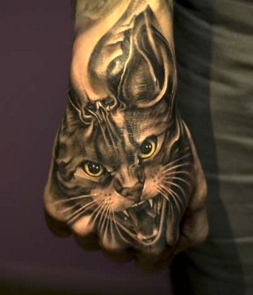 Gato tatuado en el puño