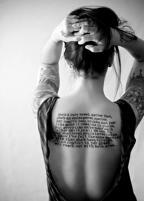 tatuaje de frase en la espalda