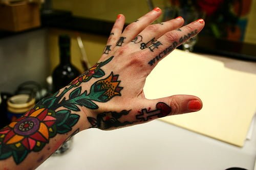 tatuaje de rosa en la mano
