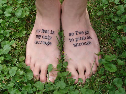 tatuajes frases en los pies