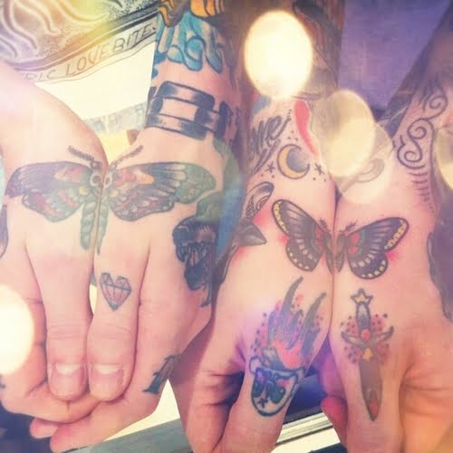 mariposas tatuadas en las manos