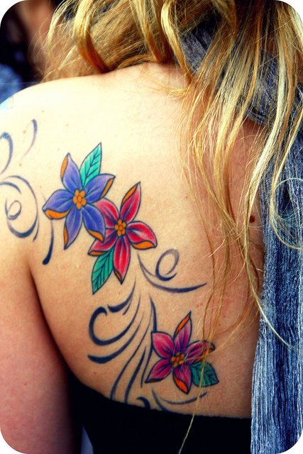 flores tatuadas en la espalda