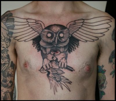 Tatuaje incompleto en el pecho