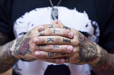 Tatuajes en los dedos y manos