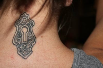 cerrojo tatuado en la nuca