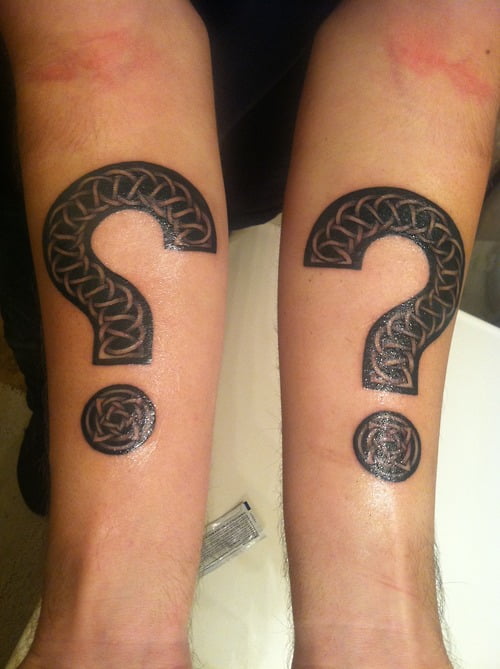 signo de interrogación tattoo