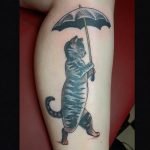 tatuaje gato con paraguas