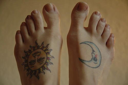 Sol y luna tatuajes en pies