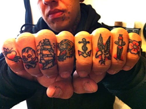 tattoos en los nudillos