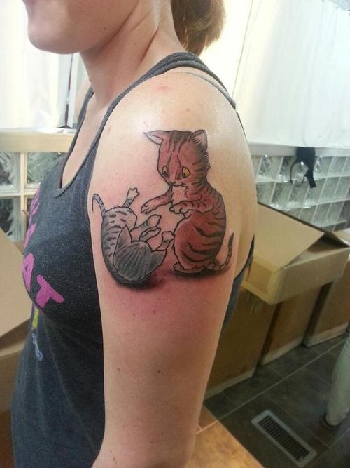 Tatuaje gatitos hombro kitten tattoos