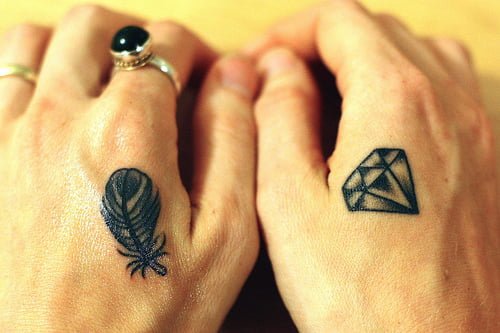tatuajes pequeños en las manos