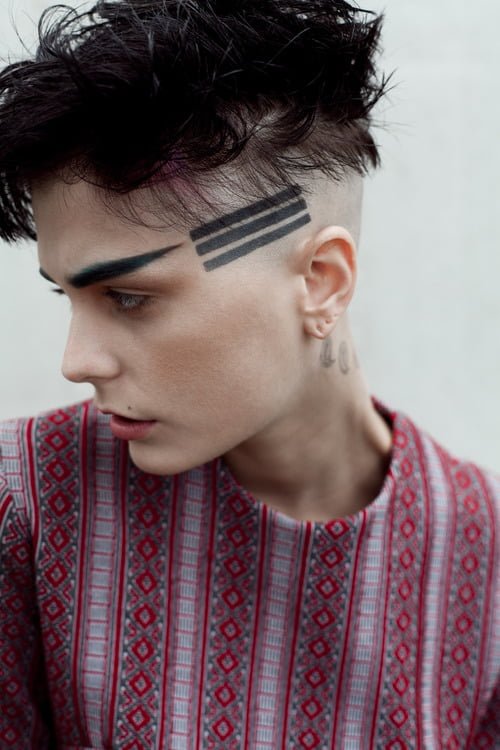 Lineas tatuadas en la cabeza