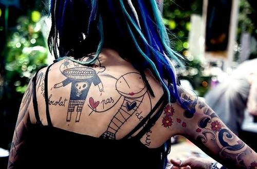 dibujos tatuados en la espalda de mujer