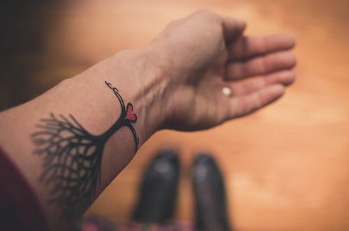 Tatuaje corazón y arbol