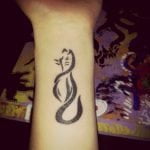 Tatuaje creativo silueta de gato