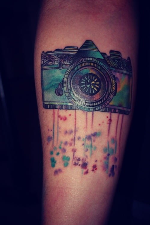 Tatuaje de cámara análoga en acuarelas analog camera tattoo