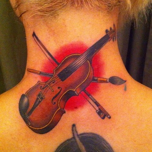 Tatuaje violín en la nuca tatuaje amor a la música