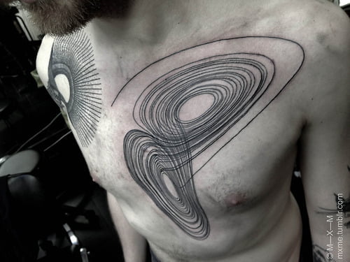 Tatuaje infinito en el pecho