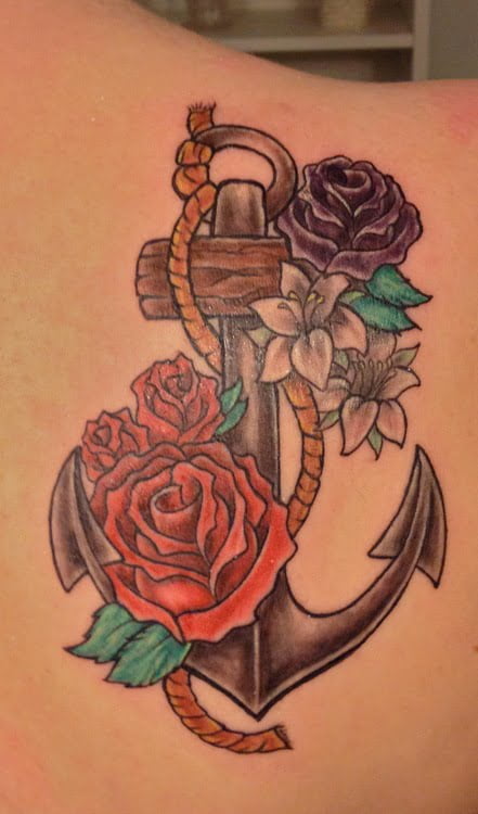 Tatuaje de ancla junto con rosas