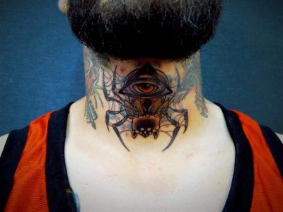 Tatuaje de araña en la garganta