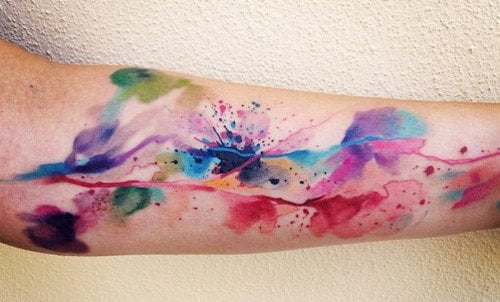 Tatuaje salpicaduras de pintura en el brazo