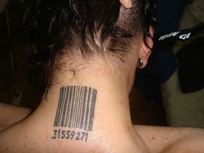 Código de barra tatuado en la nuca