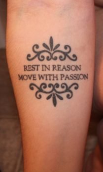 Tatuaje frase en inglés para el brazo