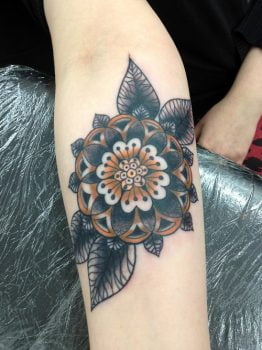 flor tatuada en antebrazo