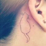 Tatuaje de la silueta de un gato detrás de la oreja
