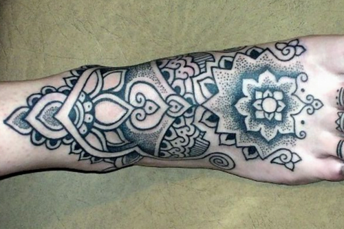 Tatuaje en el dorso de la mano de una mujer