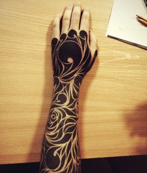 Tatuaje invertido en brazo
