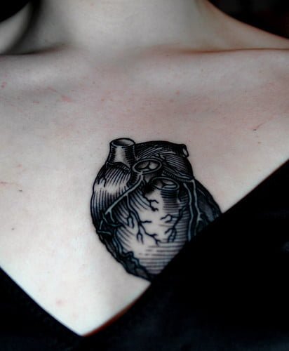 Tatuaje corazón en pecho MXM