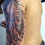 Tatuaje de Anubis en brazo