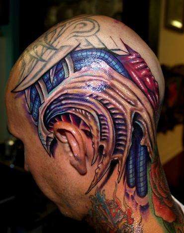 tatuaje de una cabeza biomecánica