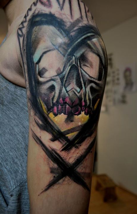 Mark Halbstark skull tattoo