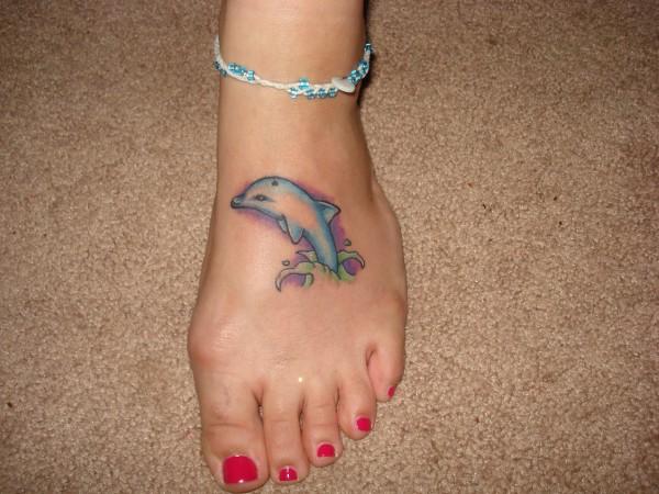 Delfin tatuado en el pie