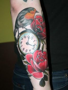 Tatuaje de reloj, rosas y ave